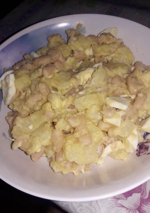 Una foto de Ensalada de papas huevos duros y porotos manteca