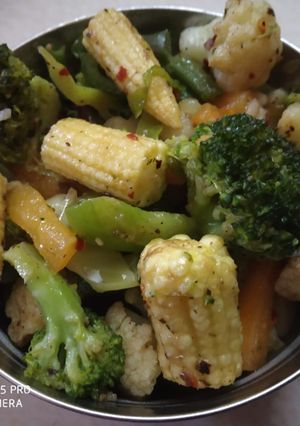 વેજ સતરંગી (Veg Satrangi Recipe In Gujarati) રેસીપી મુખ્ય ફોટો