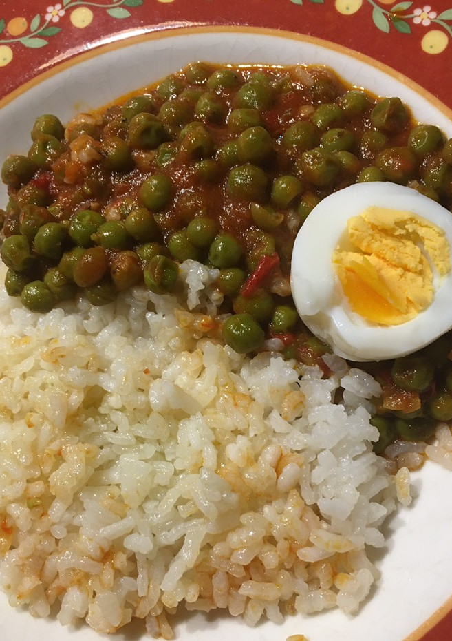 Una foto de Arvejas con huevo duro