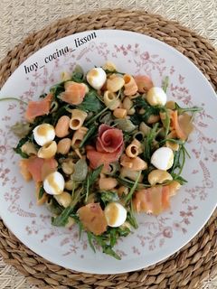 Una foto de Ensalada de pasta con salmón ahumado
