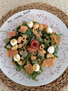 Una foto de Ensalada de pasta con salmón ahumado