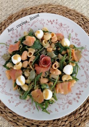 Una foto de Ensalada de pasta con salmón ahumado