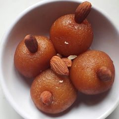 A picture of Gulab jamun.