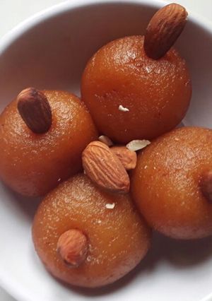 A picture of Gulab jamun.