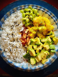 Una foto de Poke de salmón marinado