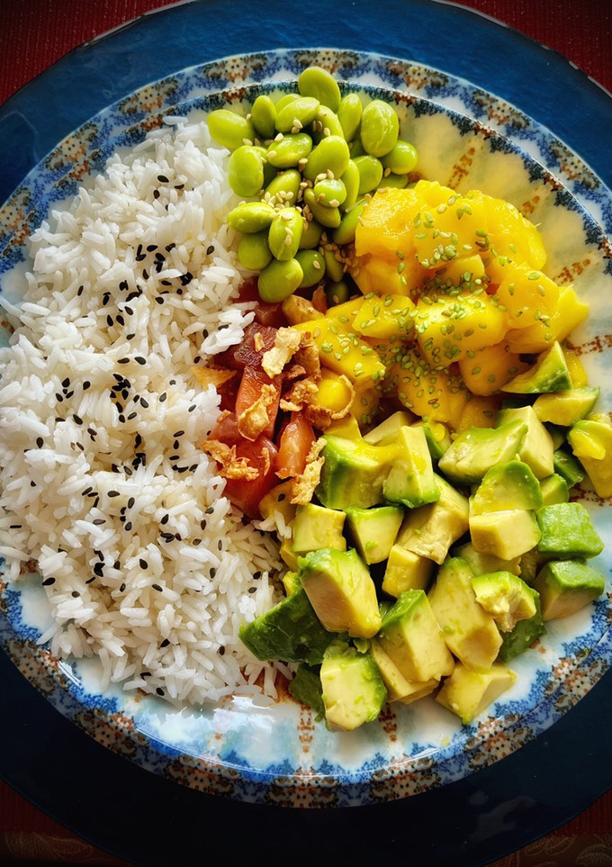 Una foto de Poke de salmón marinado