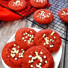 A picture of Red Velvet Chocochip Cookies.
