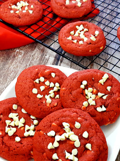 A picture of Red Velvet Chocochip Cookies.