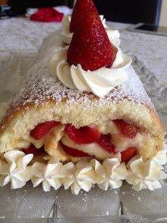 Una foto de Brazo de gitano con crema y fresas