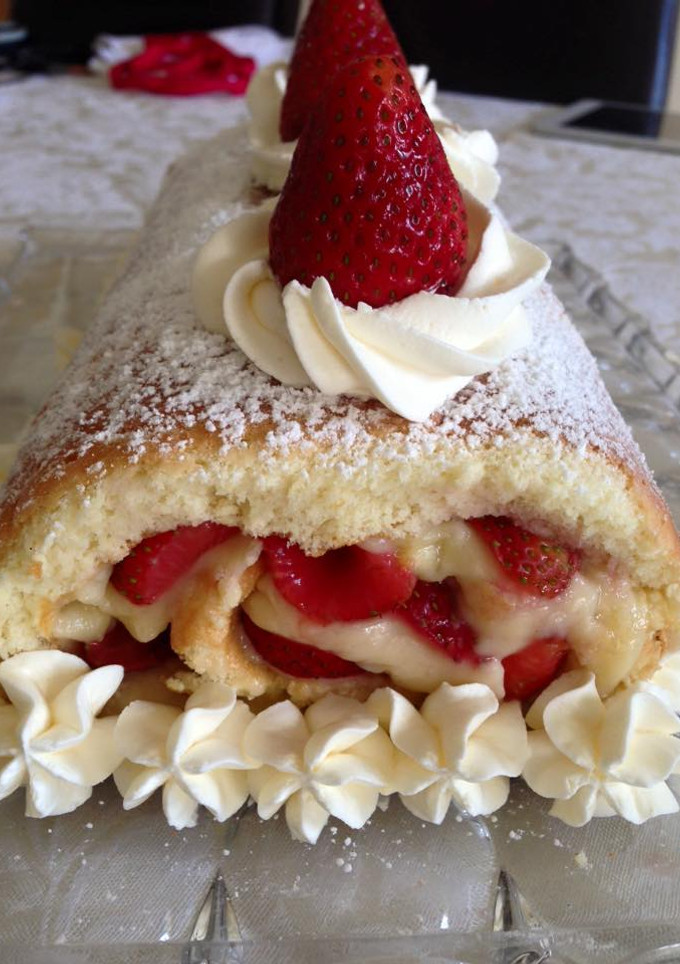 Una foto de Brazo de gitano con crema y fresas