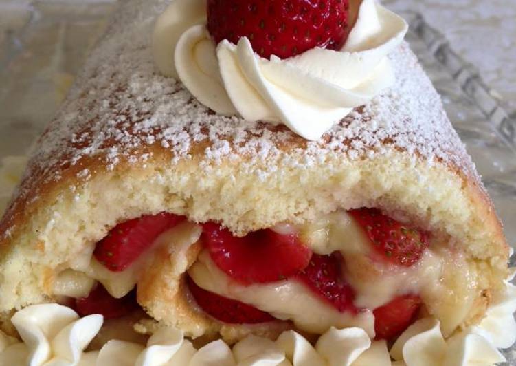 Brazo de gitano con crema y fresas