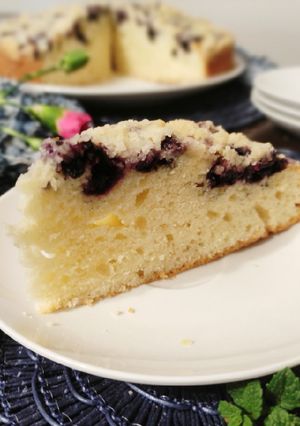 Zdjęcie przepisu Ciasto maślankowe z owocami i kruszonką.