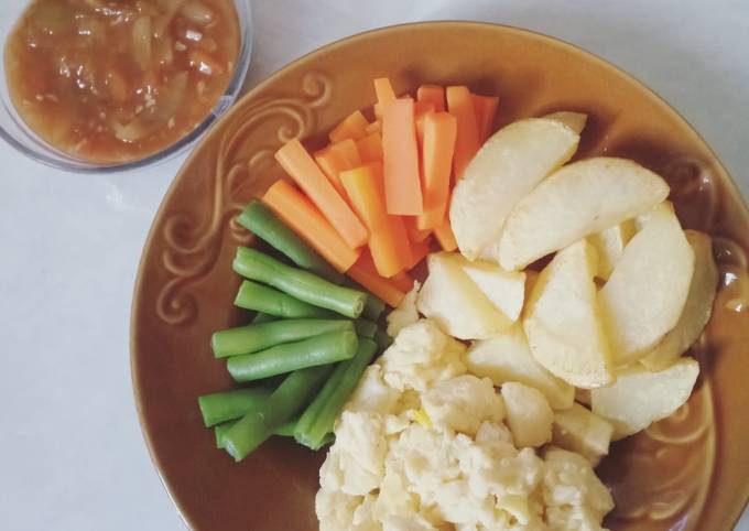 Scrambled eggs with vegetables and steak sauce