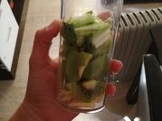 Una foto de smoothies manzana kiwi