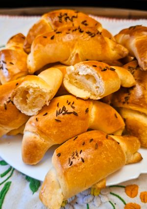 Köménymagos sörkifli sajtkrémmel,sajttal töltve 🥐🥐🥐 recept fotója