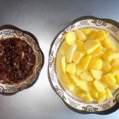 A picture of Boiled Potatoes and sauce.