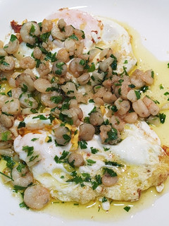Una foto de Gambas al ajillo con huevos fritos