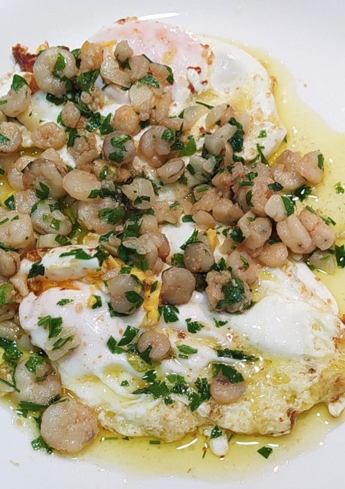 Una foto de Gambas al ajillo con huevos fritos