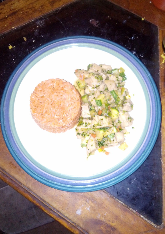 Una foto de Pechuga de pollo con verduras y salsa de Ostión