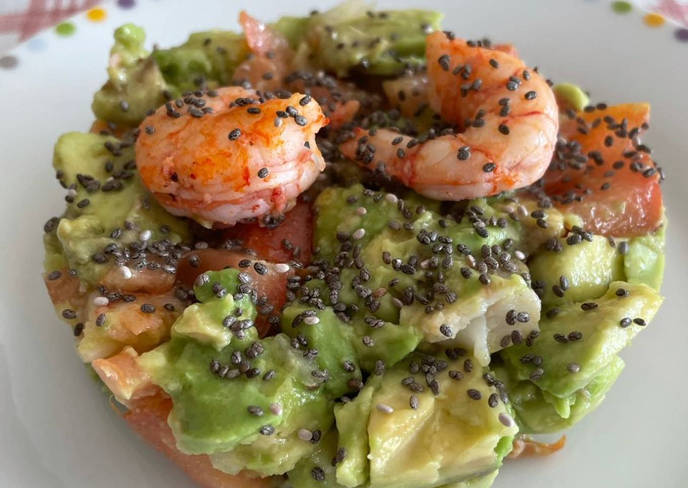 Tartar de aguacate, tomate y langostinos
