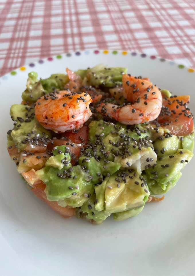 Una foto de Tartar de aguacate, tomate y langostinos