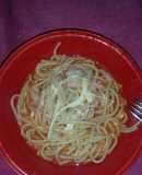 Spaghetti con tocino en salsa de jitomate y ajo
