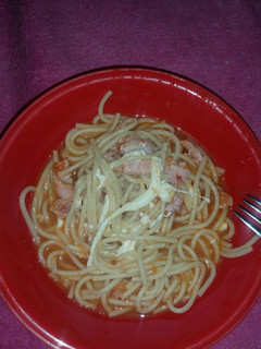 Una foto de Spaghetti con tocino en salsa de jitomate y ajo