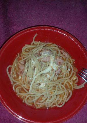 Una foto de Spaghetti con tocino en salsa de jitomate y ajo