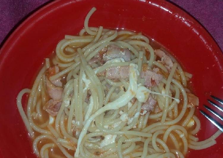 Spaguetti con tocino en salsa de jitomate y ajo