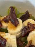 Sobremesa saudável de frutas com mel e tâmaras
