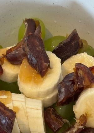 Foto de Sobremesa saudável de frutas com mel e tâmaras