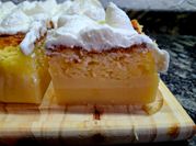 Una foto de bizcochuelo con flan royal