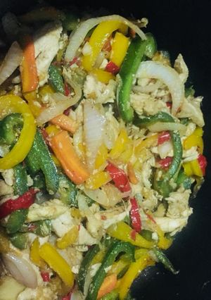 A picture of Chicken chinese stir fry.