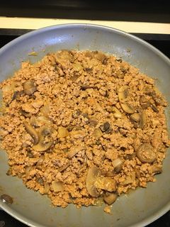 Una foto de Pavo en aceite de tocineta y hongos