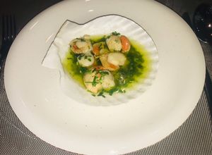 Una foto de Ostiones al pil pil con vino blanco