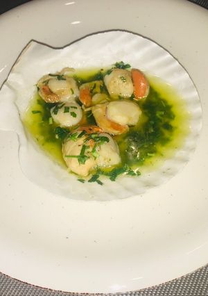 Una foto de Ostiones al pil pil con vino blanco