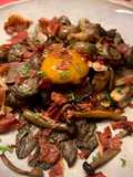 Setas a la plancha, yema de huevo marinada, y jamón crujiente