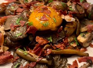 Foto principal de Setas a la plancha, yema de huevo marinada, y jamón crujiente