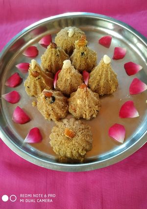 ઢોસા ના લાડુ (dosa na ladu recipe in gujarati) રેસીપી મુખ્ય ફોટો