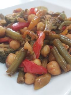 Una foto de Wok de garbanzos con verduras al curry🥦🥘