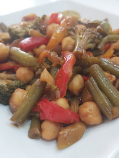 Una foto de Wok de garbanzos con verduras al curry🥦🥘