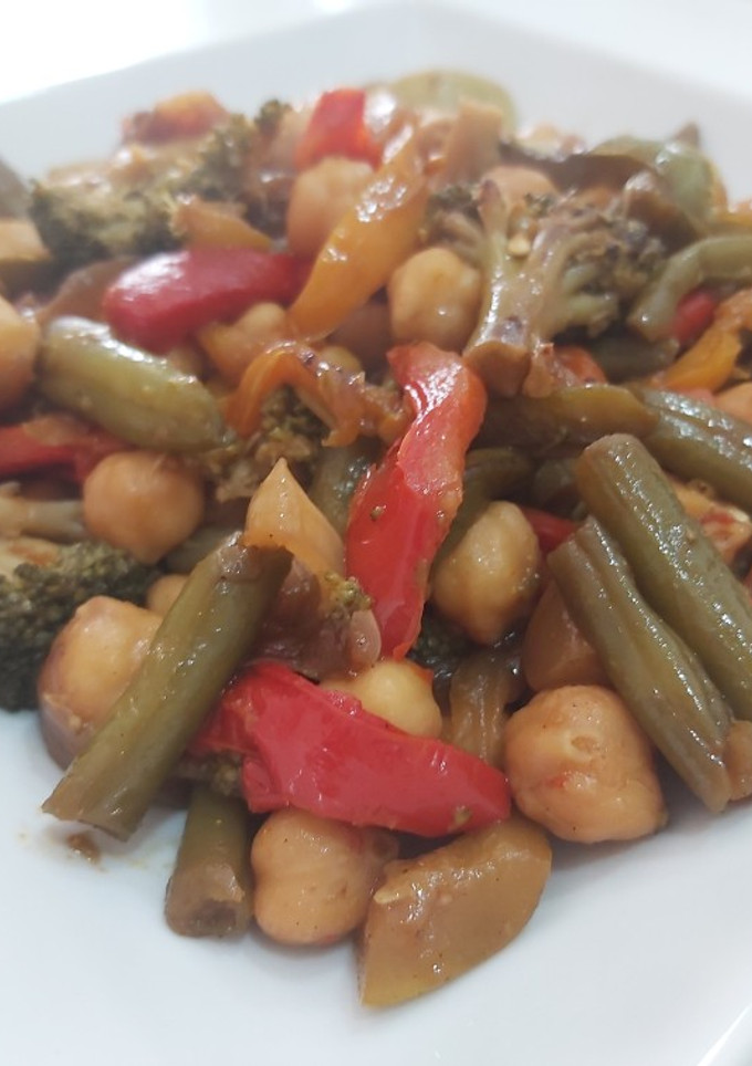 Una foto de Wok de garbanzos con verduras al curry🥦🥘