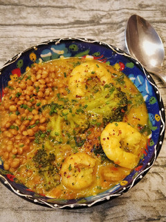 Una foto de Curry de langostinos y brócoli
