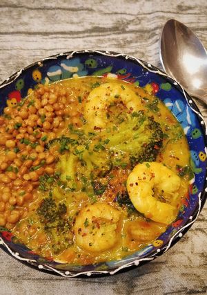 Una foto de Curry de langostinos y brócoli