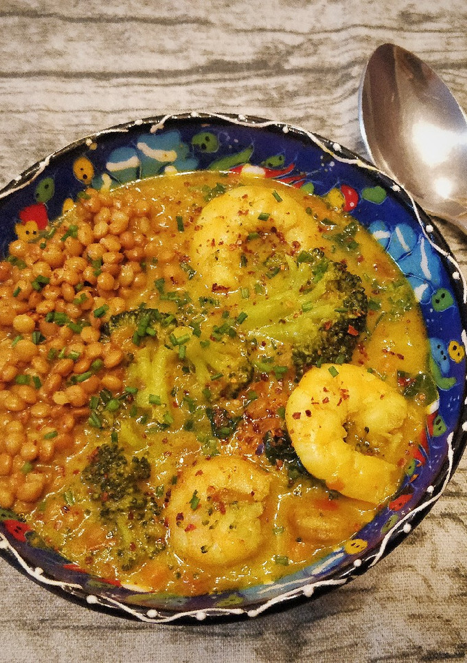 Una foto de Curry de langostinos y brócoli