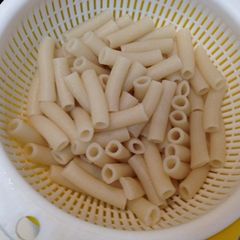 A picture of Boiled Macaroni in the Microwave.