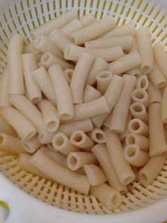 A picture of Boiled Macaroni in the Microwave.