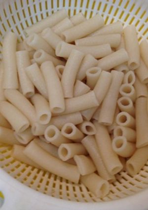 A picture of Boiled Macaroni in the Microwave.
