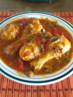 Una foto de Muslos de Pollo🍗 en salsa de verduras