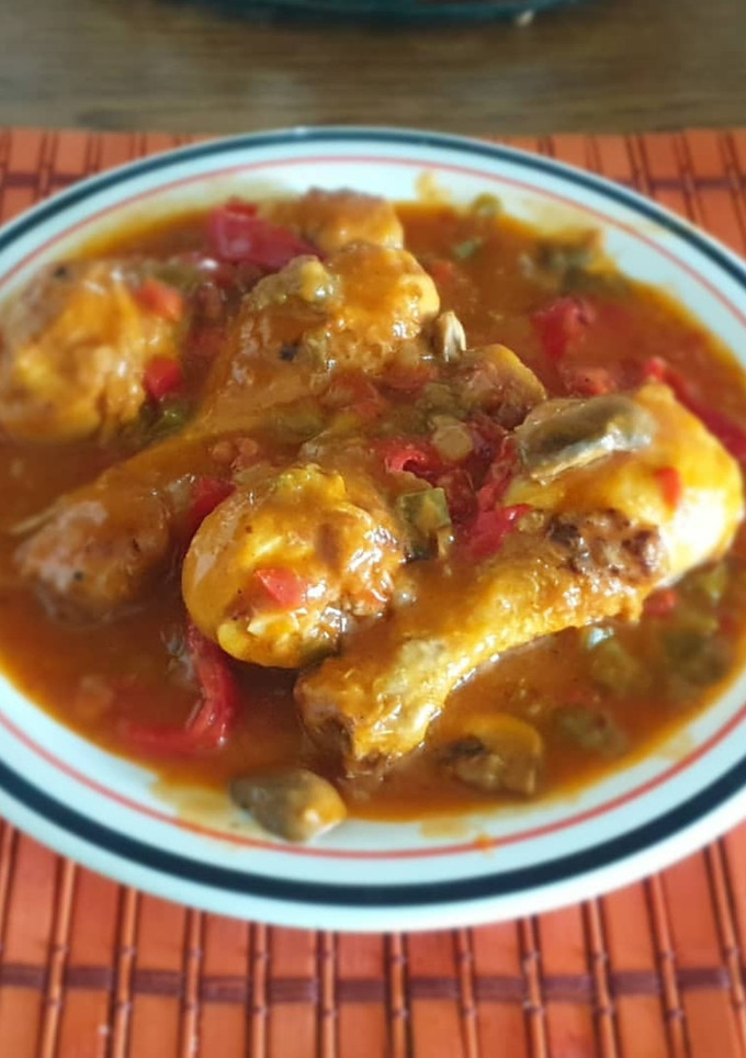 Una foto de Muslos de Pollo🍗 en salsa de verduras